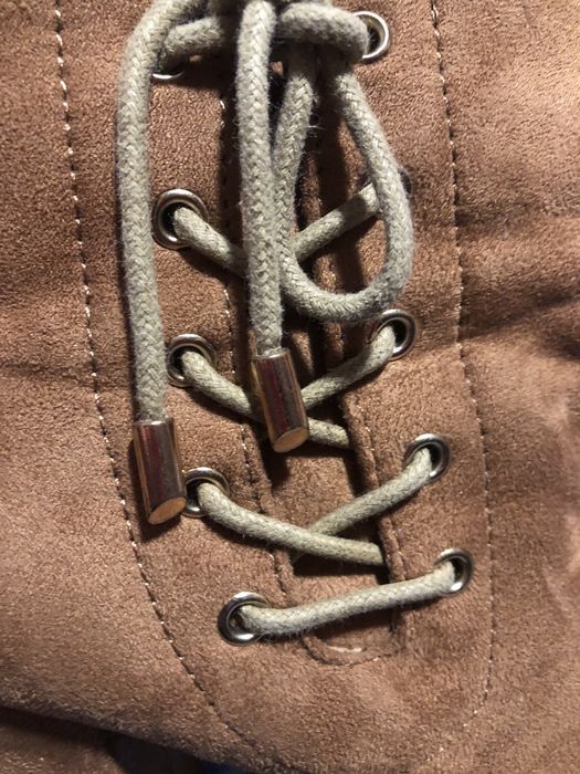 Botas com salto, fecho lateral, usadas