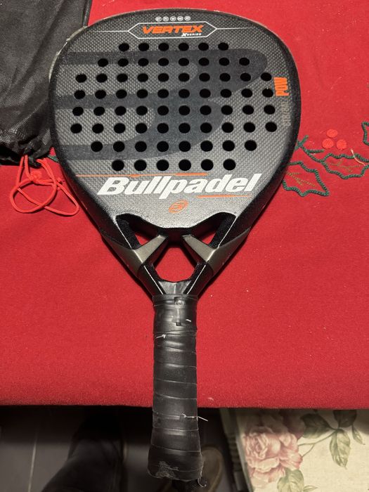 Raquete padel bullpadel vertex com pequena estaladela