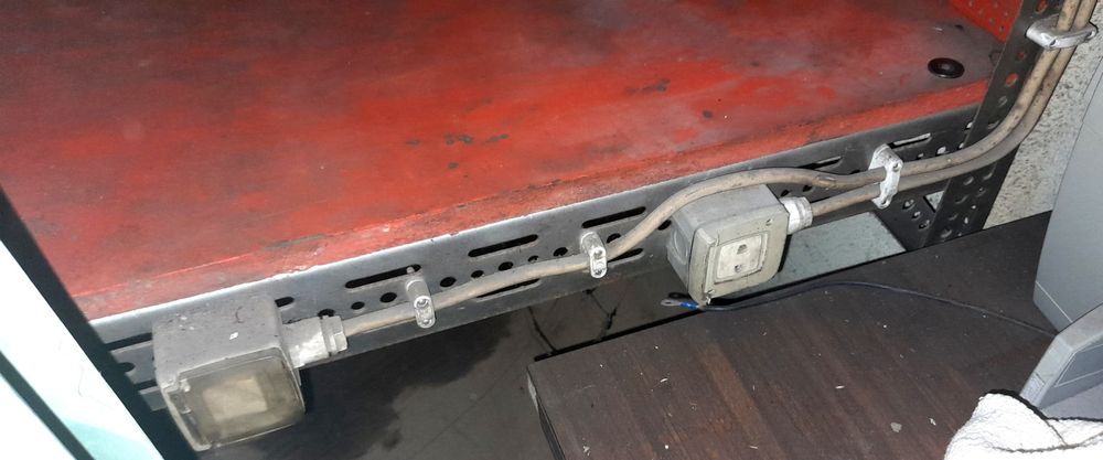 Mesa de trabalho com painel perfurado e instalação eléctrica