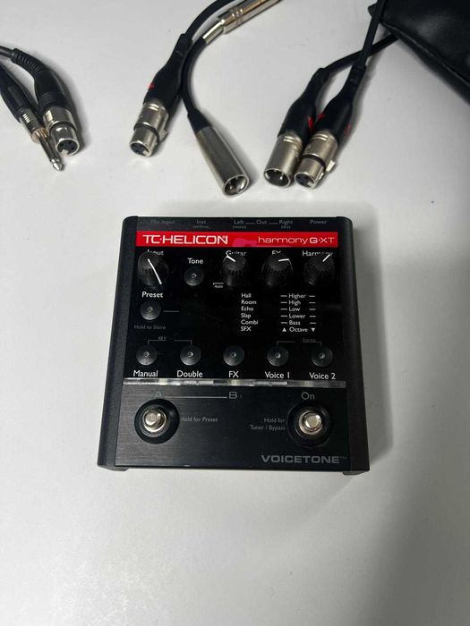 Efekt wokalno-gitarowy TC Helicon Harmony G XT, mikrofony i stojaki