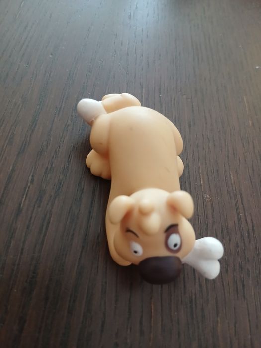 Figurka pies z kością