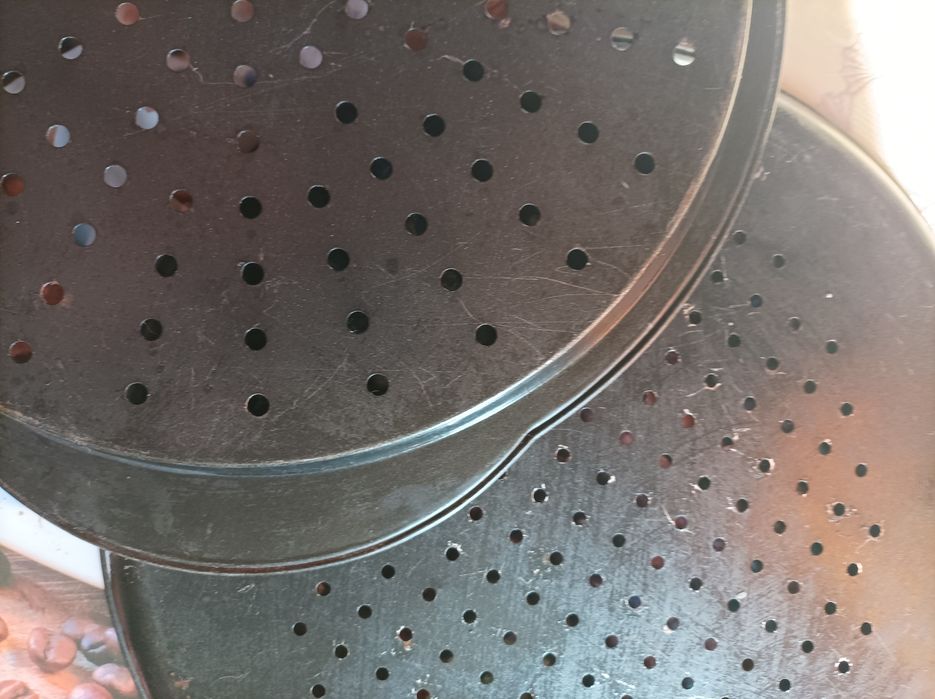 Форма для пиццы и чашка