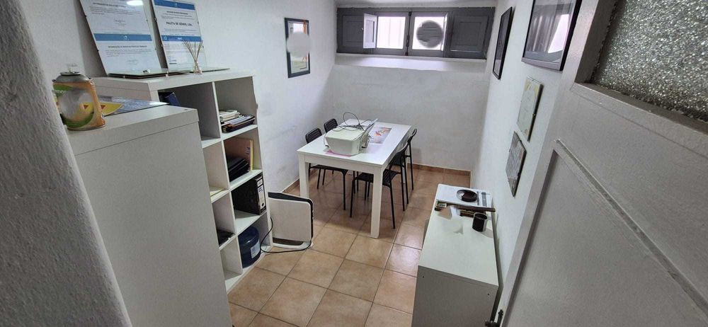 Loja de 64m na Amadora, Venteira, com 2 pisos