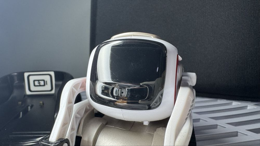 Робот Cozmo Anki - інтерактивний ШІ-компаньйон з кубиками