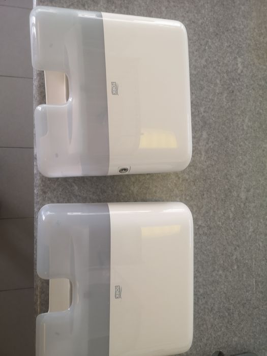 Dispensadores de sabonete e toalhas