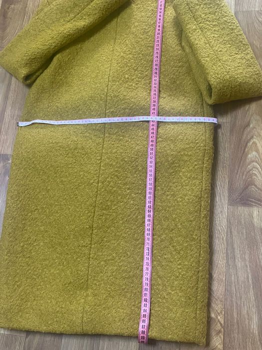 Стильне осіннє пальто з букле на утеплювачі бренду Reserved