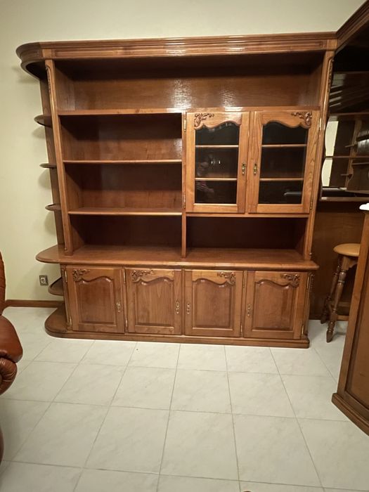 Vendo bar de canto com estante e 3 bancos altos