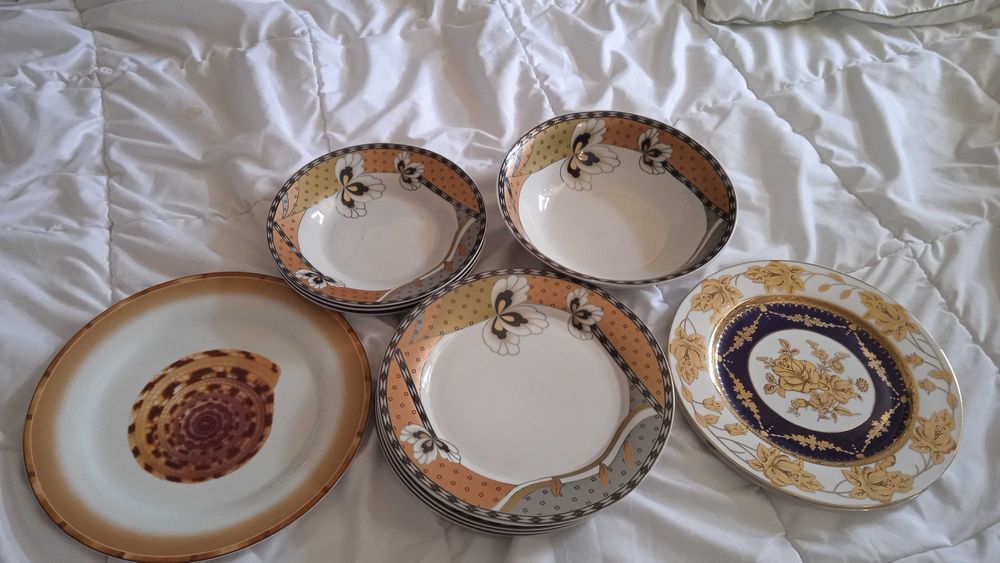 Набор тарелок . .