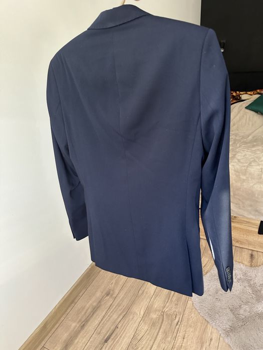 Garnitur meski slim na rożne okazje.