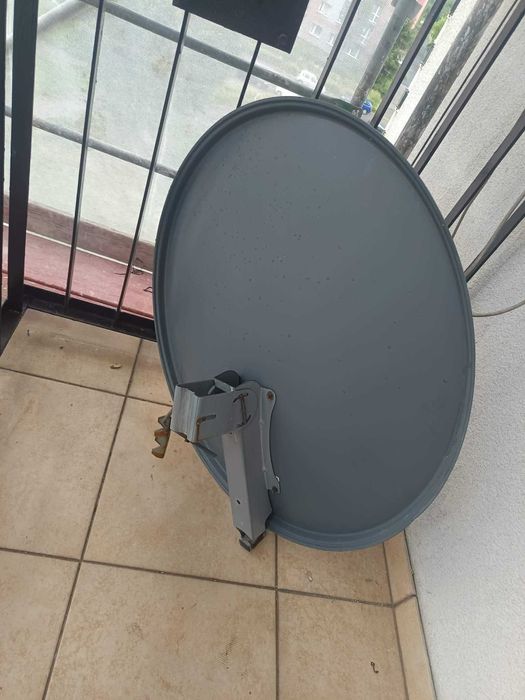 Antena satelitarna konwenter i uchwyt balkonowy do anteny