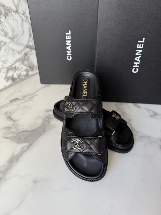 Klapki chanel black leather