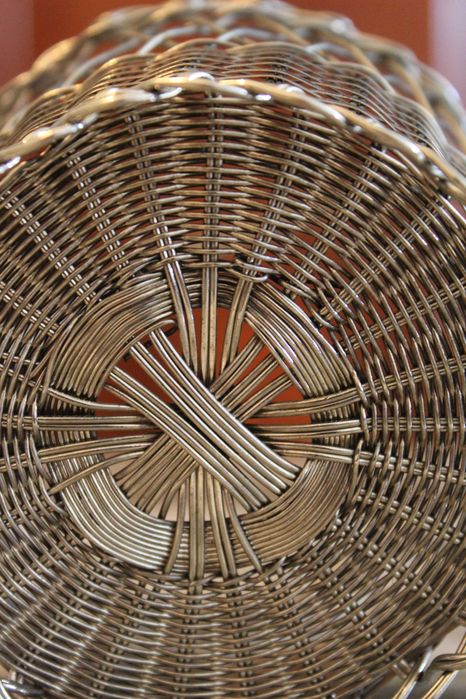 Cesto de arame prateado vintage, anos 60, lindo para decoração.