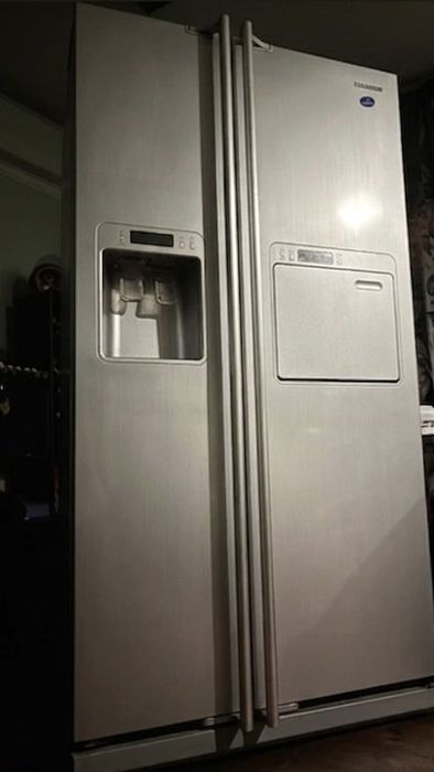 Продаємо холодильник Samsung side by side