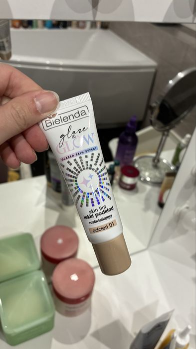 Bielenda glaze & glow skin tint lekki podklad rozswietlajacy 01