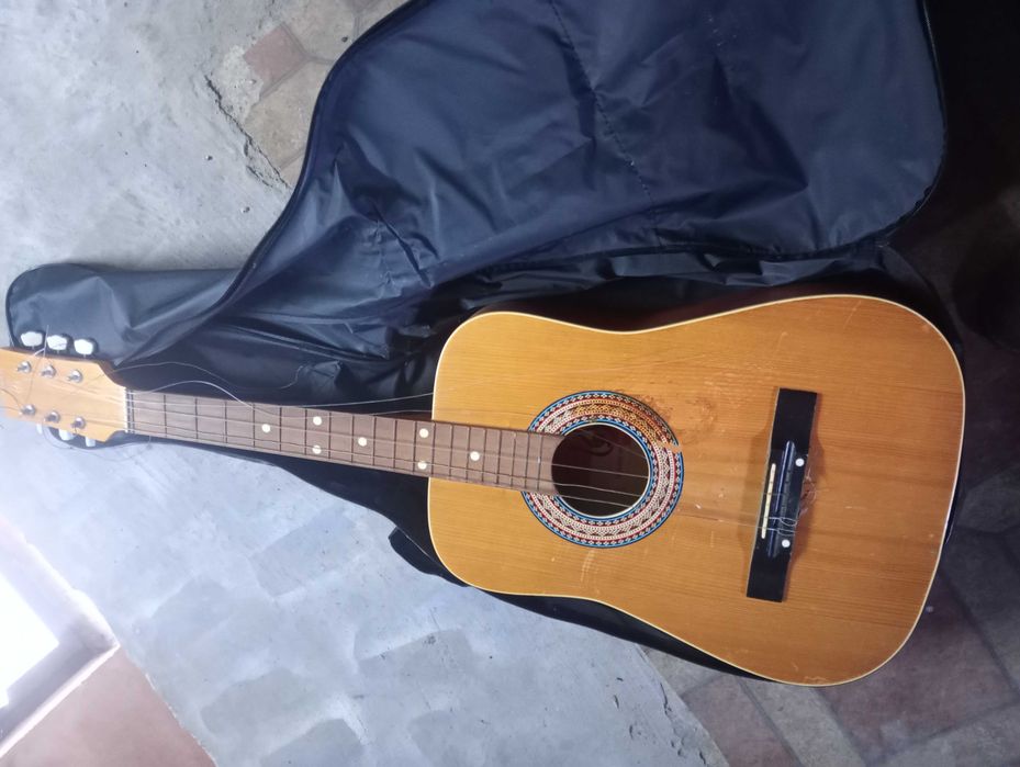 Gitara akustyczna z futerałem