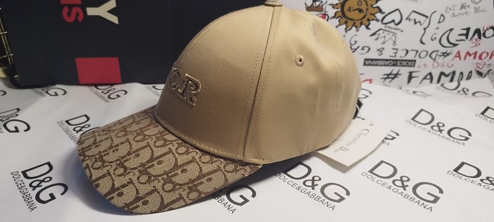Czapka z daszkiem Dior.