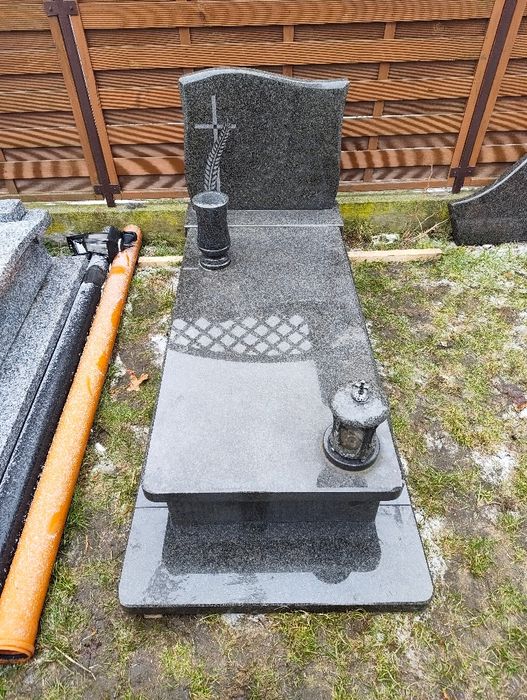 Nagrobek granitowy