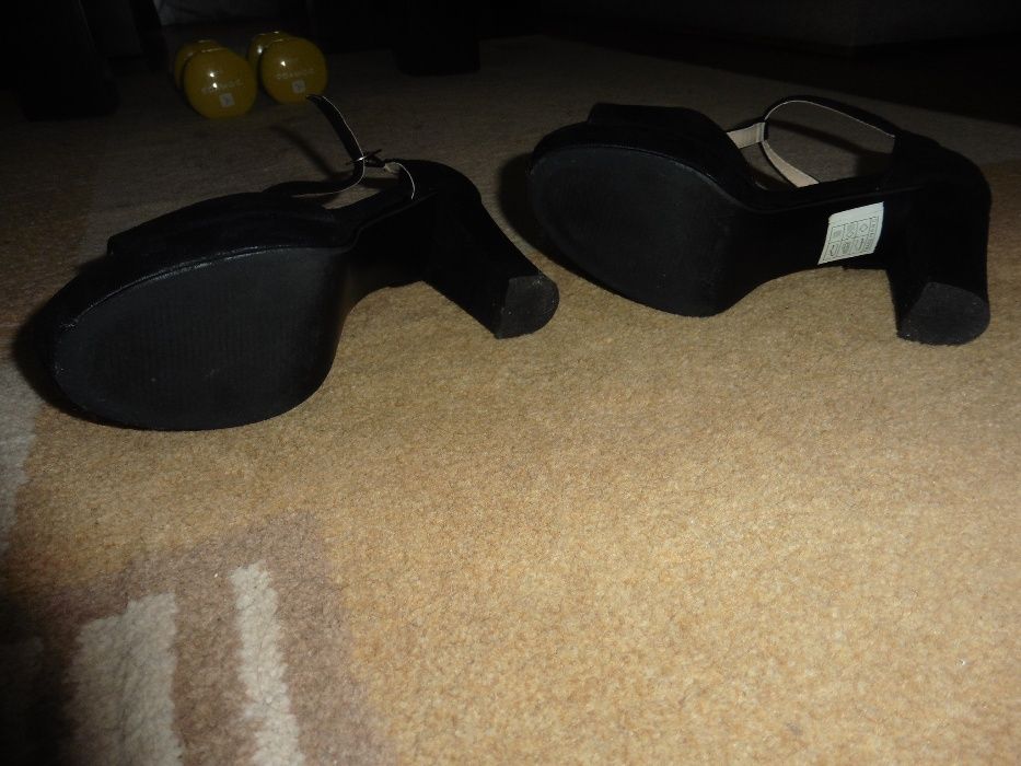 Sandália Senhora Nº 37 como novas , foram usadas uma vez ..