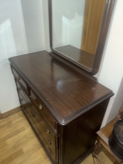 Cómoda de Madeira Antiga Maciça com Espelho