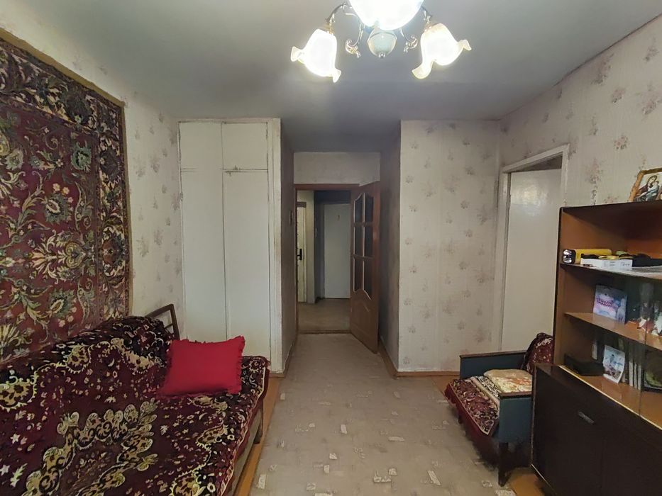 Продається невеличка трикімнатна квартира на масиві. 37500$