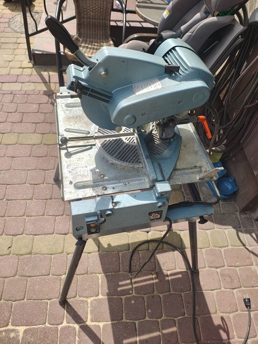 Piła ukośnica 2w1 z odwracalnym blatem roboczym