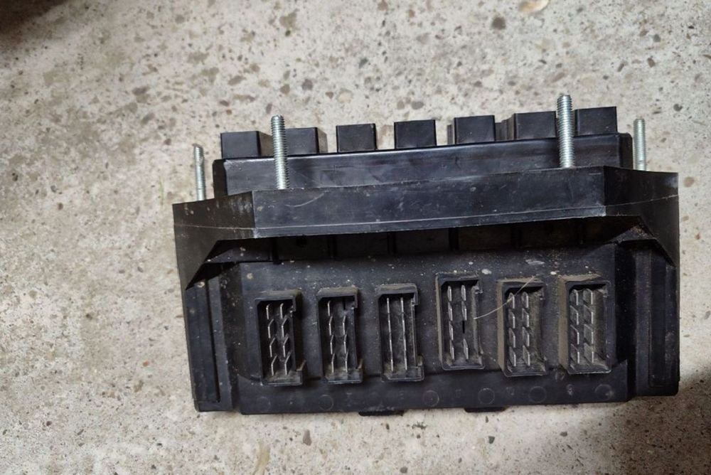 Продам блок запобіжників ВАЗ в хорошому робочому стані.