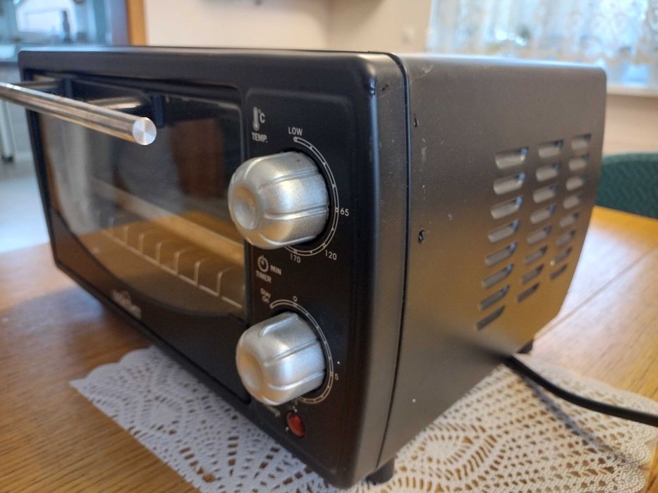 Piekarnik elektryczny z funkcją grilla.