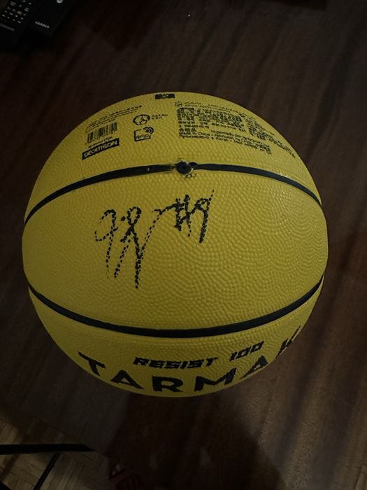 Pilka z autografem Jordana Loyda