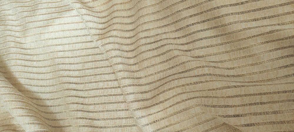 Dzianina tzw.swetrowa kremowa że złotą nitką