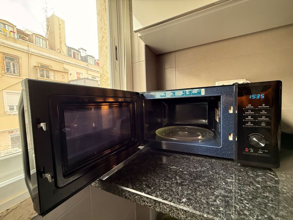 Micro-ondas Samsung MS23K3515AK (23L - Preto)