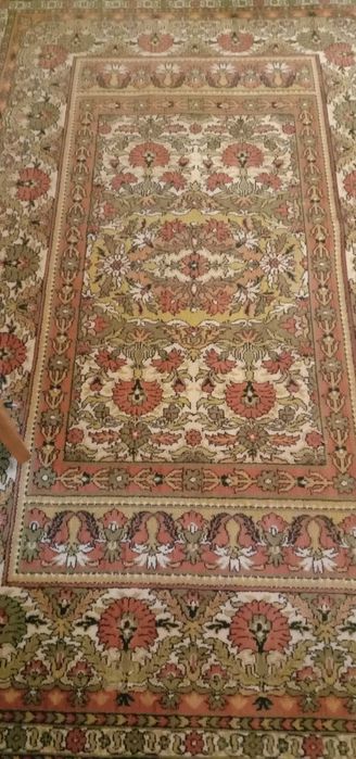 Красивый добротный шерстяной ковер