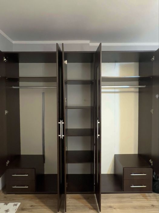 duża szafa z lustrem