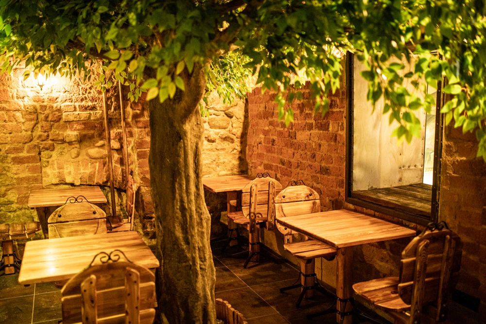 Stoły krzesła drewno pub restauracja karczma