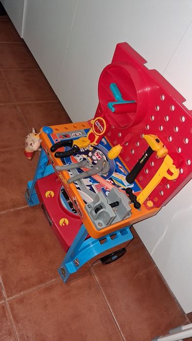 Brinquedo bancada com ferramentas