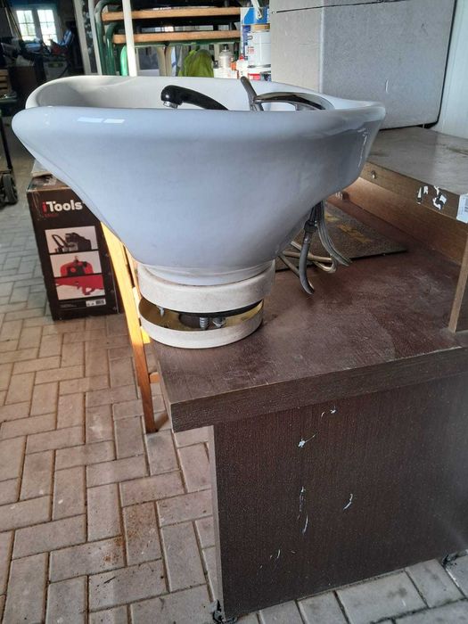 Lavatório para cabeleireiro, em material cerâmico e inclinável