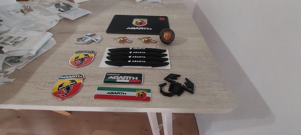 Emblemas Abarth Laterais, Mala, interiores, Grelha, Portas, Relógio NOVOS