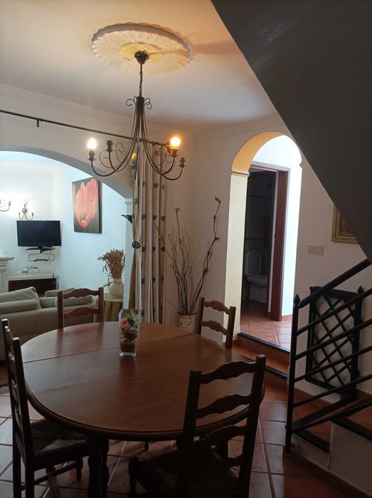 Imóvel/T3+1/suites/4wc/sala com lareira/terraço/quintal/barbecue/AC/