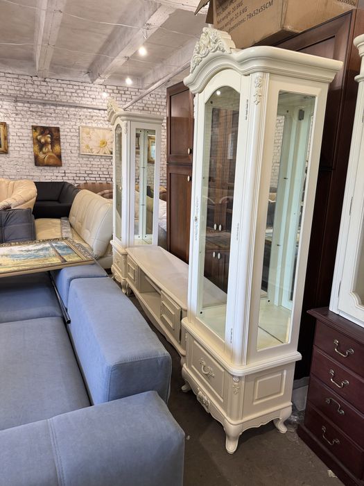 2 вітрини і тумба ТВ. Італія. Дерево