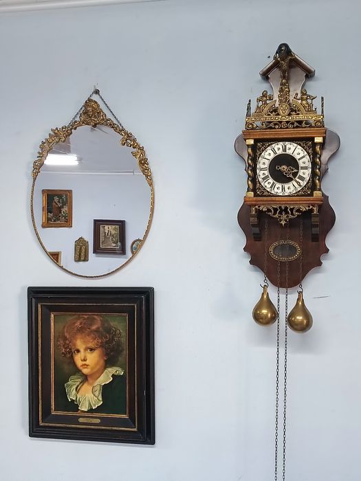 Старовинний настінний механічний годинник