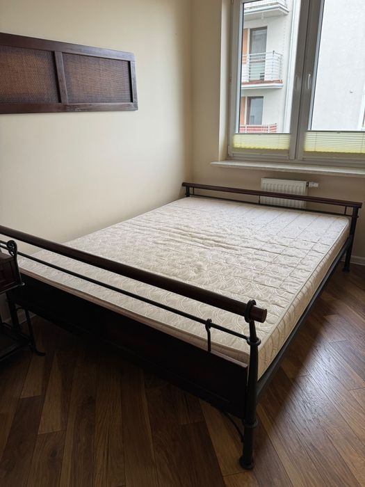 Drewniane łóżko z materacem 160x200 + szafka nocna