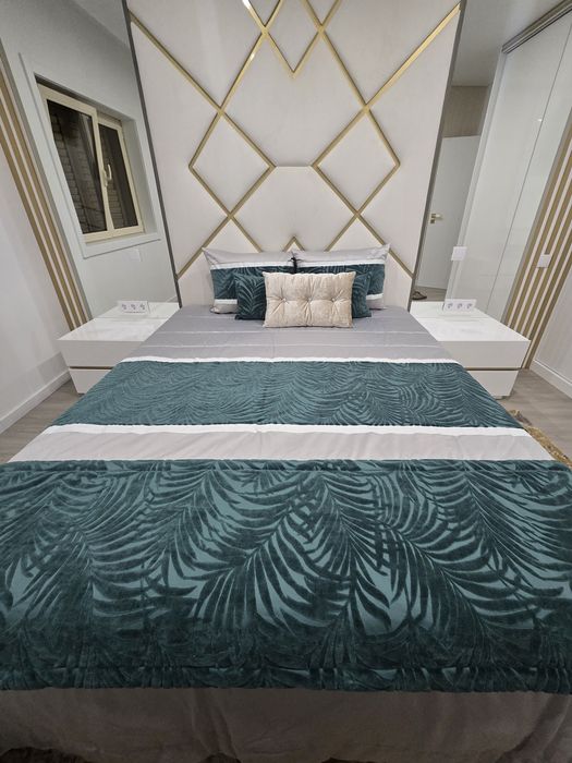 Coberta de cama com almofadas decorativas