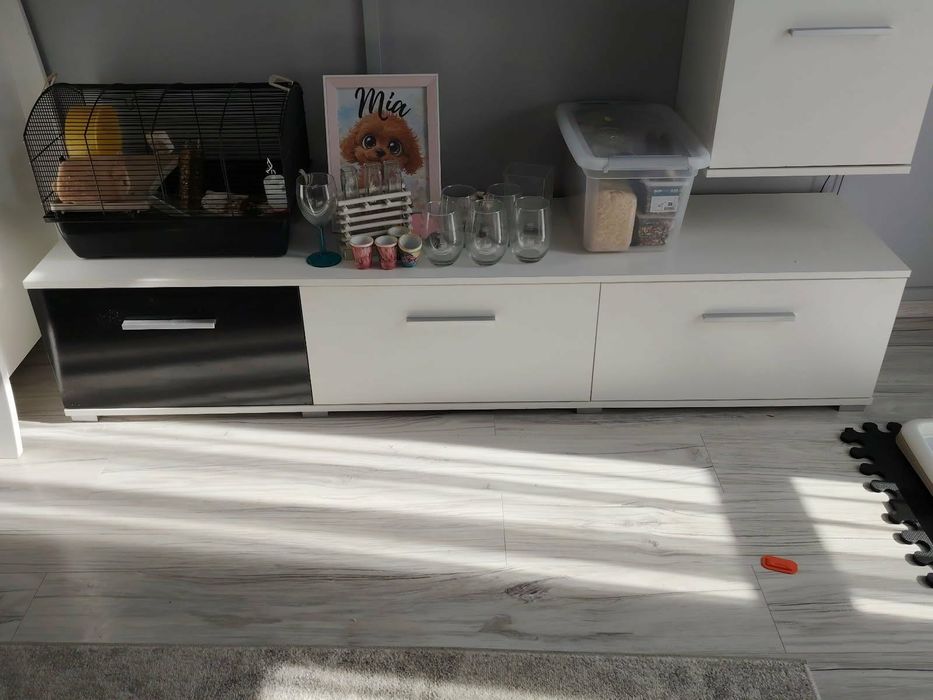 Białe meble salonowe