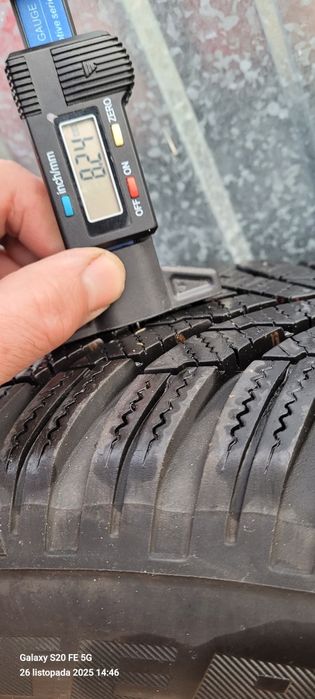 Sprzedam opony z felgami i kompletem kołpaków