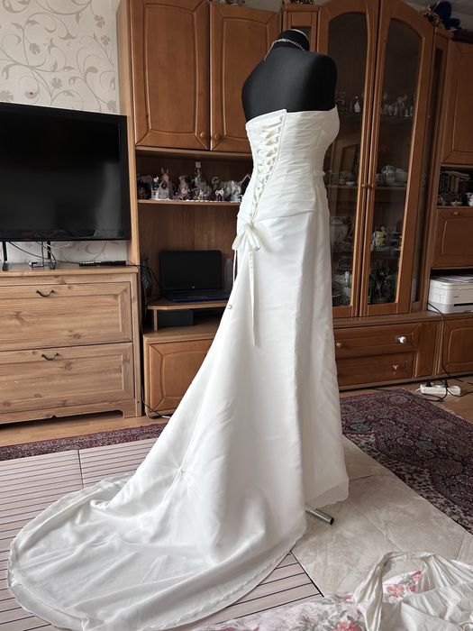 Prześliczna sukienka z tej epoki 2000