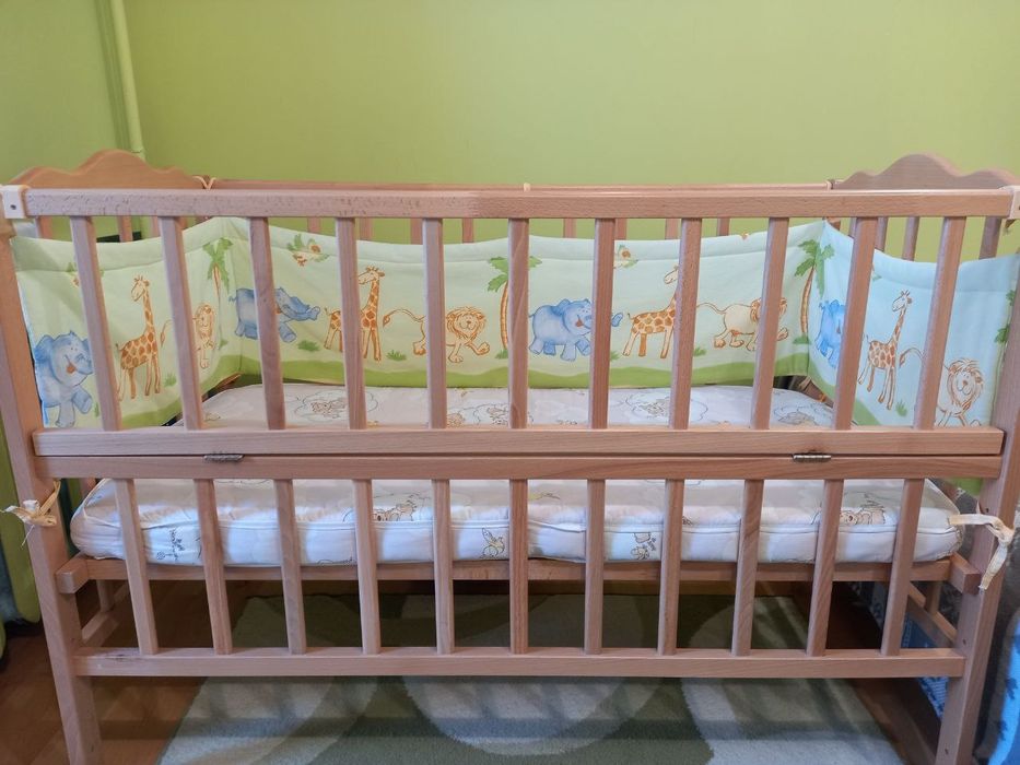 Дитяче ліжечко з натурального дерева