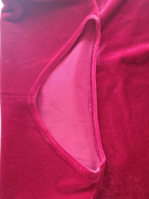 Top manga comprida em veludo vermelho XS. Decote V