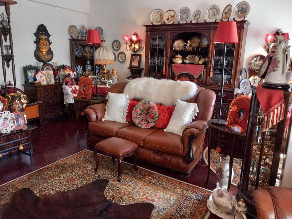 Sofas de Couro / Pele Genuina em Excelente Estado: Sofa-Cama de 3 lugares + 2 Cadeiroes + Banquinho
