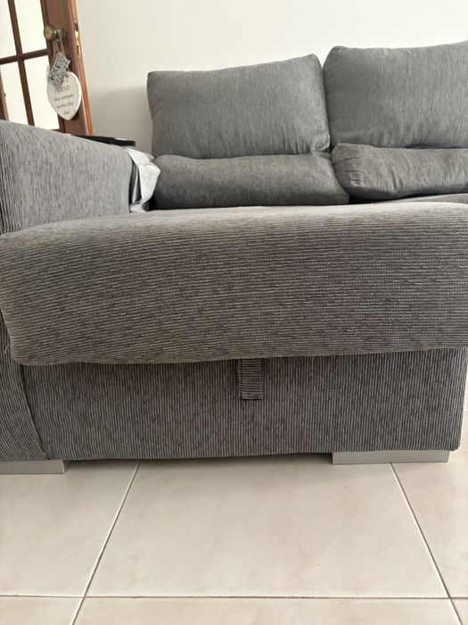 Sofá cinzento XL com baú e encostos reclináveis (funcional e honesto)