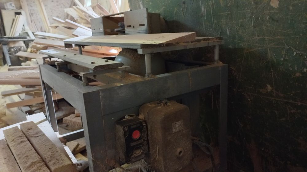 Станок вертикально-фрезерний по дереву з кареткою