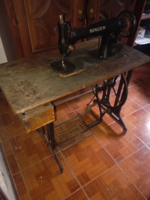 Vendo esta máquina de costura muita bonita